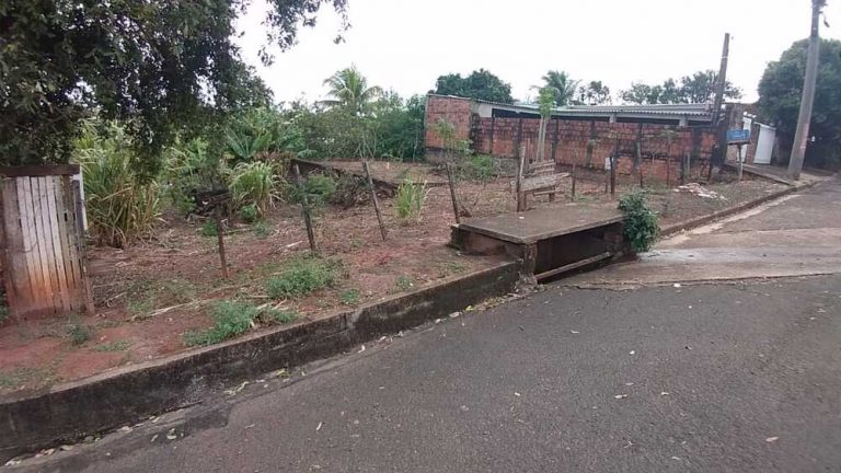 Vende-se terreno urbano com frente para a Rua Carlos Donatoni Vila Rancharia em Lucélia