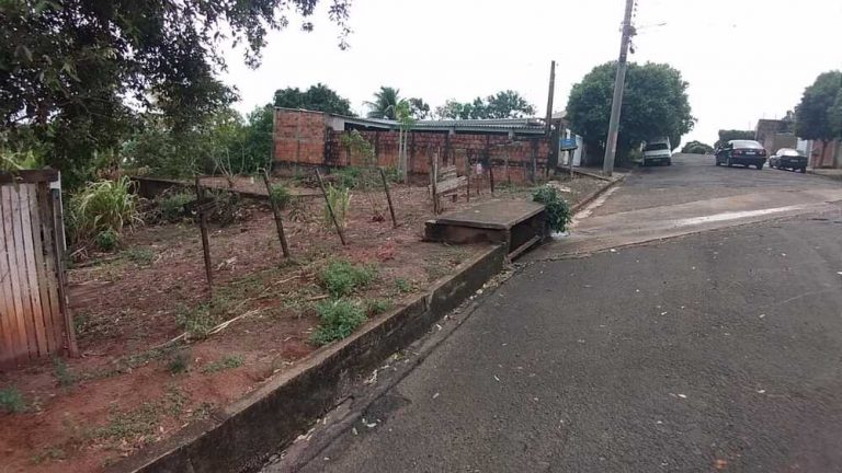 Vende-se terreno urbano com frente para a Rua Carlos Donatoni Vila Rancharia em Lucélia