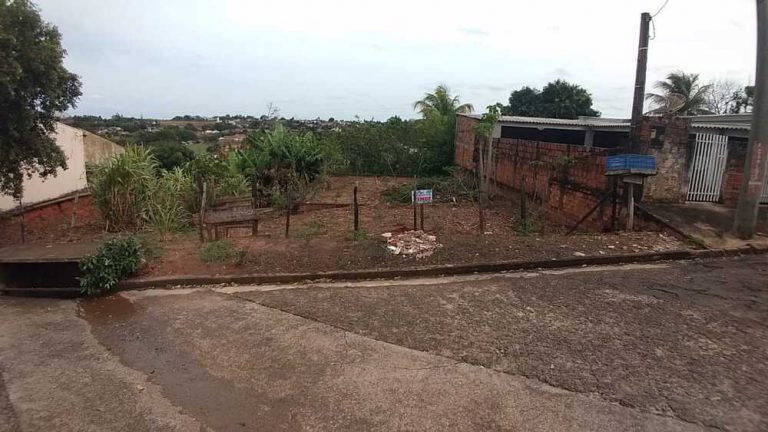 Vende-se terreno urbano com frente para a Rua Carlos Donatoni Vila Rancharia em Lucélia