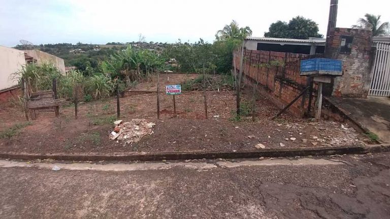 Vende-se terreno urbano com frente para a Rua Carlos Donatoni Vila Rancharia em Lucélia