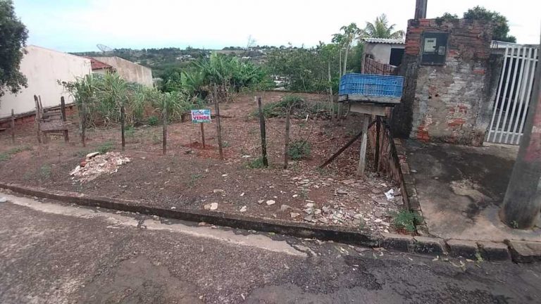 Vende-se terreno urbano com frente para a Rua Carlos Donatoni Vila Rancharia em Lucélia