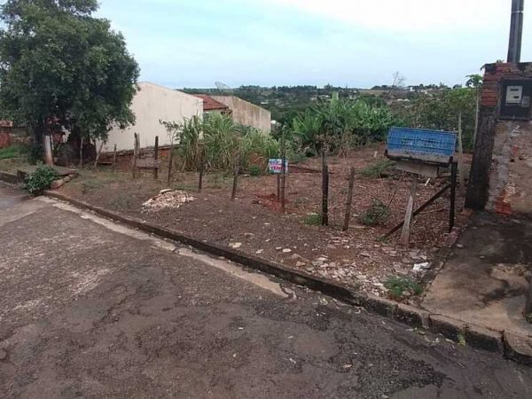 Vende-se terreno urbano com frente para a Rua Carlos Donatoni Vila Rancharia em Lucélia