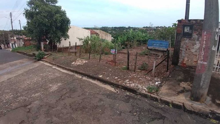 Vende-se terreno urbano com frente para a Rua Carlos Donatoni Vila Rancharia em Lucélia