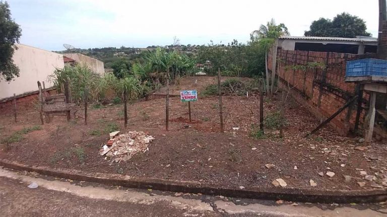 Vende-se terreno urbano com frente para a Rua Carlos Donatoni Vila Rancharia em Lucélia