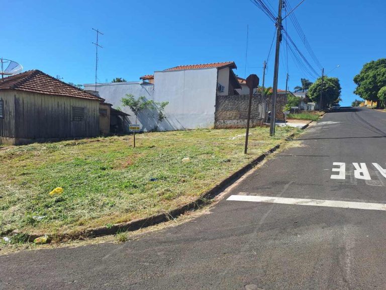 Vende-se Terreno Urbano na Esquina da Rua Manoel Lopes com a Dom Bosco em Lucélia-SP