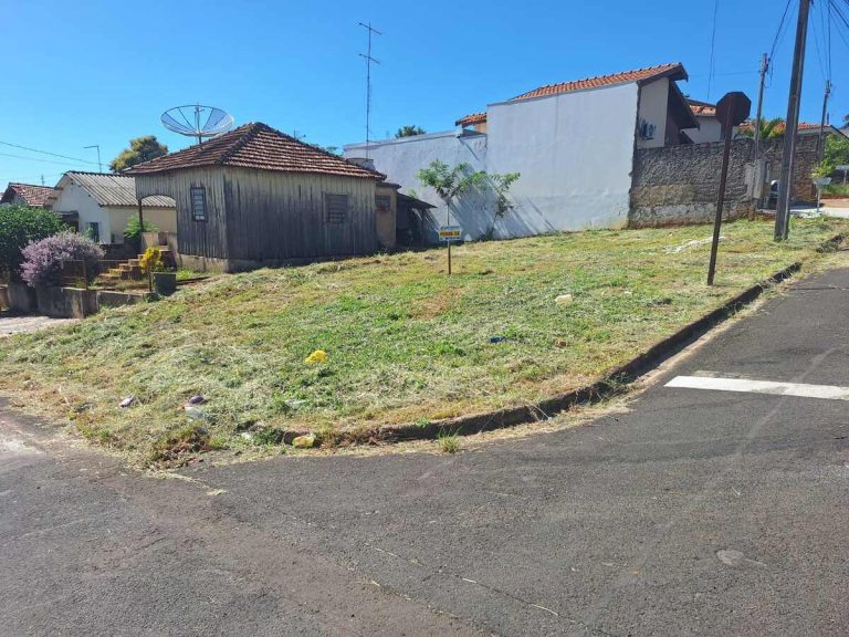 Vende-se Terreno Urbano na Esquina da Rua Manoel Lopes com a Dom Bosco em Lucélia-SP