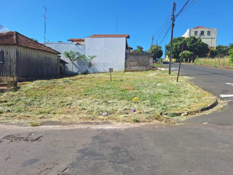 Vende-se Terreno Urbano na Esquina da Rua Manoel Lopes com a Dom Bosco em Lucélia-SP