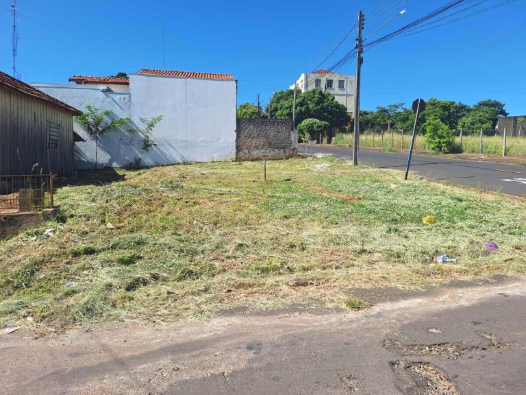 Vende-se Terreno Urbano na Esquina da Rua Manoel Lopes com a Dom Bosco em Lucélia-SP