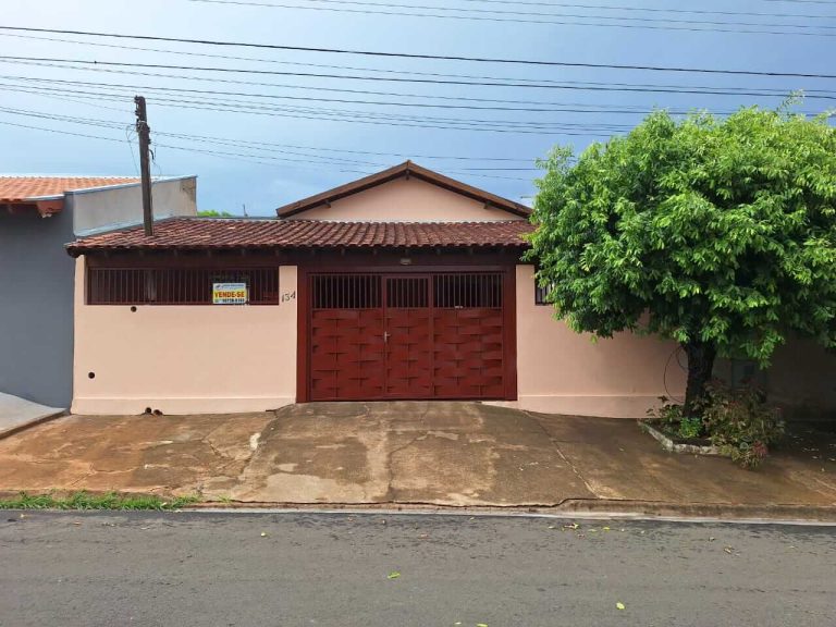 Residência Familiar Espaçosa à Venda na Rua Luis Ota em Lucélia SP