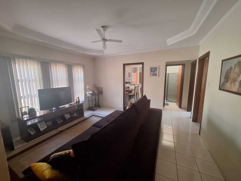 Vende-se Belíssima Casa Residencial na Rua Francisco Xavier de Oliveira em Lucélia-SP