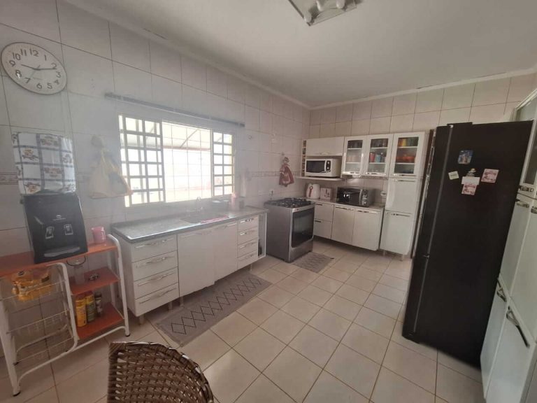 Vende-se Belíssima Casa Residencial na Rua Francisco Xavier de Oliveira em Lucélia-SP