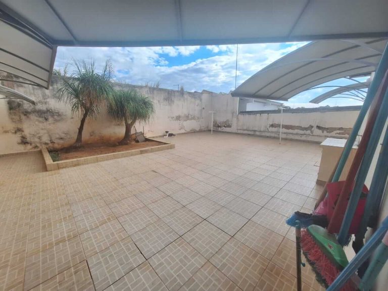 Vende-se Belíssima Casa Residencial na Rua Francisco Xavier de Oliveira em Lucélia-SP