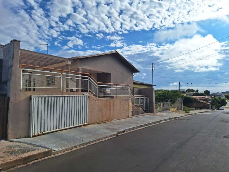 Vende-se Belíssima Casa Residencial na Rua Francisco Xavier de Oliveira em Lucélia-SP