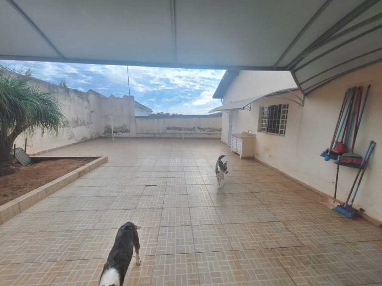 Vende-se Belíssima Casa Residencial na Rua Francisco Xavier de Oliveira em Lucélia-SP