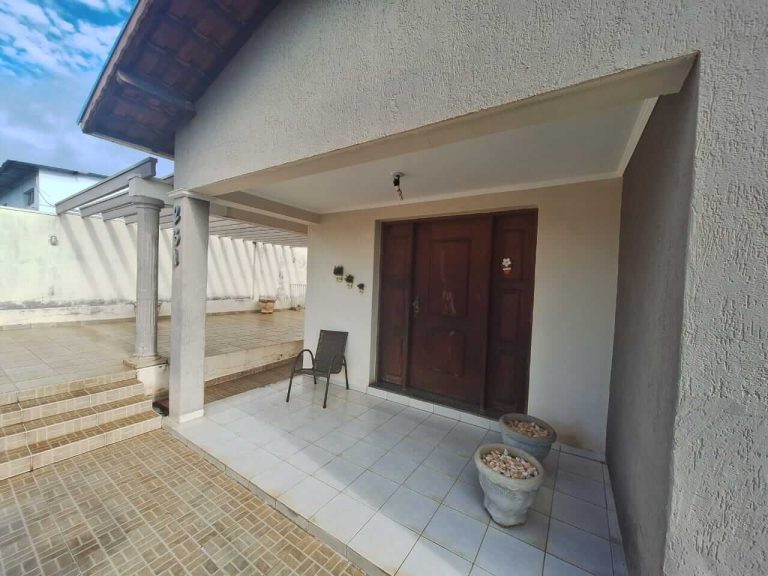 Vende-se Belíssima Casa Residencial na Rua Francisco Xavier de Oliveira em Lucélia-SP